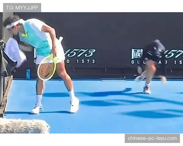 暖心一幕，小球童为摔倒的客队球员递上水瓶