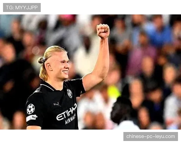 场边趣闻：小球迷冲入场内与哈兰德击掌，随后被安保带离